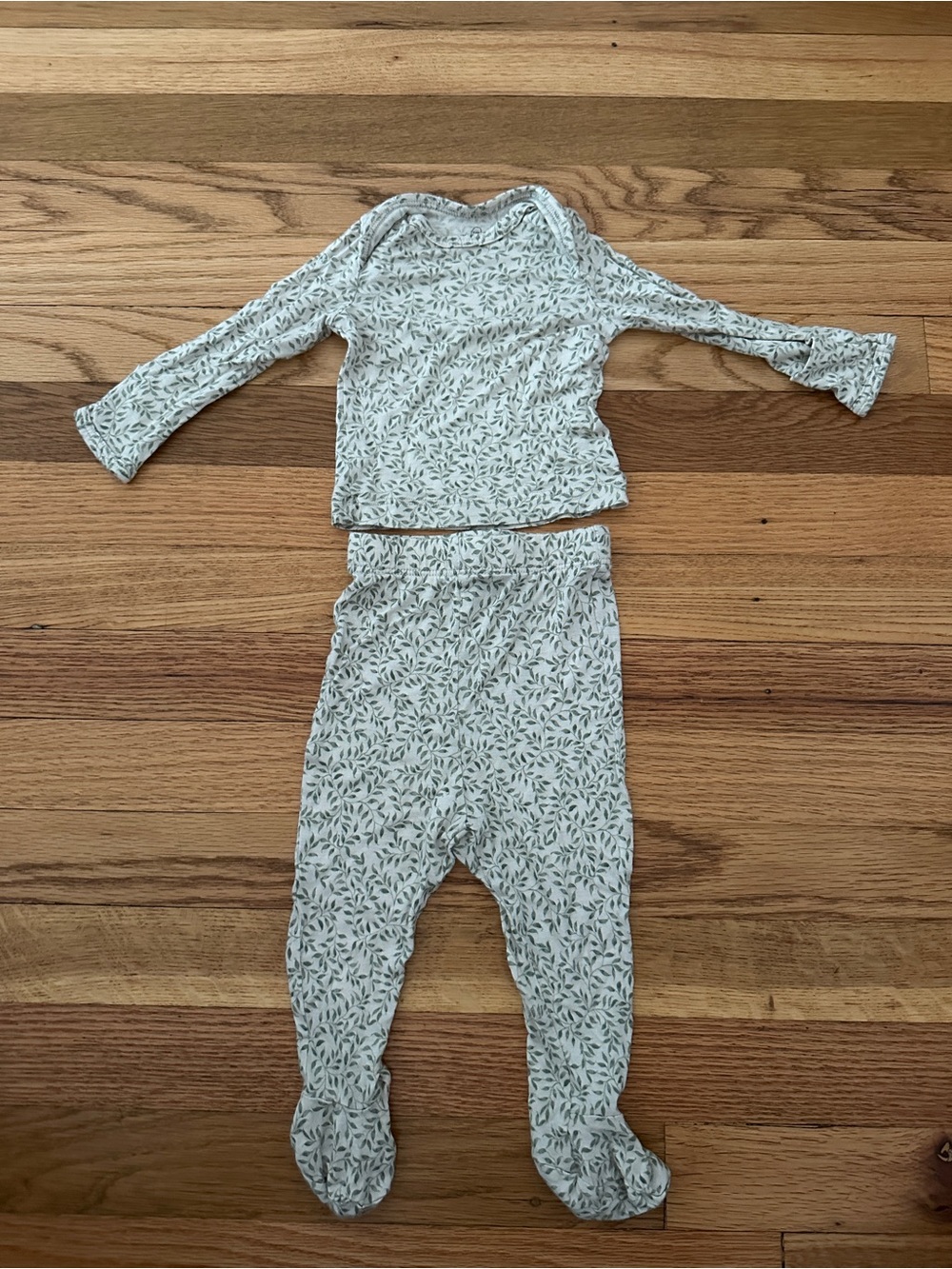 NWOT solly baby Light Sage Leaf Print Two-Piece Footed Pajama Set